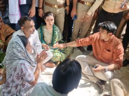 Hathras Sunil Choudhary Murder Case: आरोपियों पर सख्त कार्रवाई की मांग, सैकड़ों लोगों ने कलेक्ट्रेट पर दिया धरना