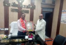 हाथरस के नवागत BSA रणवीर सिंह का वित्तविहीन शिक्षक महासभा ने किया स्वागत, विद्यालयों की समस्याओं पर हुई चर्चा