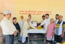 हाथरस : राहुल गांधी का 56वां जन्मदिन सेवा भाव के साथ मनाया गया, वृद्धाश्रम में बुजुर्गों को वितरित किए गए फल