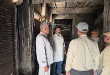 बिसाबर अग्निकांड: पीड़ित परिवार से मिले कांग्रेस जिलाध्यक्ष विवेक उपाध्याय, प्रशासन से तत्काल आर्थिक सहायता की मांग