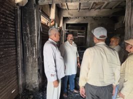 बिसाबर अग्निकांड: पीड़ित परिवार से मिले कांग्रेस जिलाध्यक्ष विवेक उपाध्याय, प्रशासन से तत्काल आर्थिक सहायता की मांग