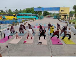 International Yoga Day 2026: दून पब्लिक स्कूल हाथरस में योगाभ्यास के साथ वृद्धाश्रम सेवा कार्यक्रम आयोजित