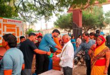 गंगा दशहरा पर हाथरस के बागला हॉस्पिटल में सेवा का अनूठा उदाहरण, मरीजों और राहगीरों को पिलाया गया शरबत