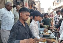 हसायन : दशहरा पर्व पर विशाल भंडारा: राहगीरों और दुकानदारों को वितरित की गई पूरी-सब्जी प्रसादी