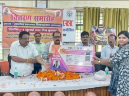 सिकंदराराऊ : शिक्षकों को मिला 5 लाख रुपये तक कैशलेस इलाज का सुरक्षा कवच, बांटे गए जन आरोग्य कार्ड