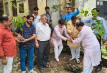 वृक्ष लगाने के साथ उनका संरक्षण करना हमारी सामूहिक जिम्मेदारी :आशीष सेंगर , श्री रामबाग इंटर कॉलेज में हुआ वृक्षारोपण