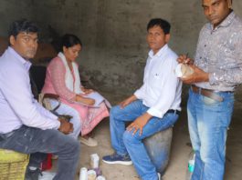 हाथरस : खाद्य सुरक्षा विभाग की बड़ी कार्रवाई: 6 खाद्य नमूने जांच को भेजे, 10 क्विंटल अचार समेत अनुपयुक्त सामग्री नष्ट