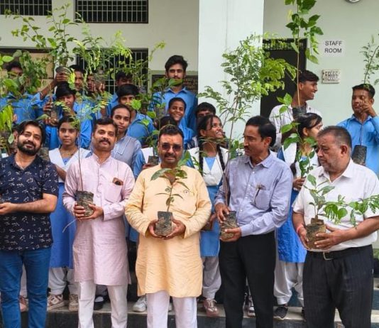 वृक्ष लगाने के साथ उनका संरक्षण करना हमारी सामूहिक जिम्मेदारी :आशीष सेंगर , श्री रामबाग इंटर कॉलेज में हुआ वृक्षारोपण