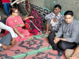 सदर विधायक अंजुला सिंह माहौर ने सौंपी ₹5 लाख की सहायता राशि DM अतुल वत्स और SP चिरंजीव नाथ सिन्हा ने पीड़ित परिवार से की मुलाकात