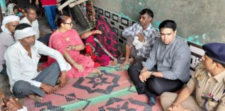 सदर विधायक अंजुला सिंह माहौर ने सौंपी ₹5 लाख की सहायता राशि DM अतुल वत्स और SP चिरंजीव नाथ सिन्हा ने पीड़ित परिवार से की मुलाकात
