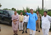 हाथरस : परसौरा में विधायक प्रदीप चौधरी ने सुलझाया बिजली पोल विवाद, दोनों पक्षों की सहमति से जल्द शुरू होगा कार्य