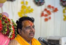 हाथरस : श्रीमद्भागवत कथा में धूमधाम से मनाया गया श्रीकृष्ण जन्मोत्सव, जयकारों से गूंजा कथा पंडाल