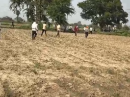 हाथरस के कानऊ गांव में चकबंदी पैमाइश के दौरान किसान ने आत्मदाह का किया प्रयास, पुलिस ने बचाई जान