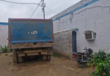 मुरसान : मिट्टी खनन पर कार्रवाई, मौके से डंफर पकड़ा | अधिकारियों की छापेमारी से मचा हड़कंप