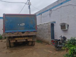 मुरसान : मिट्टी खनन पर कार्रवाई, मौके से डंफर पकड़ा | अधिकारियों की छापेमारी से मचा हड़कंप