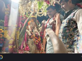 हाथरस : भगवान गढ्ढेश्वर महादेव की 5वीं भव्य शोभायात्रा निकली, जगह-जगह हुआ पुष्पवर्षा से स्वागत