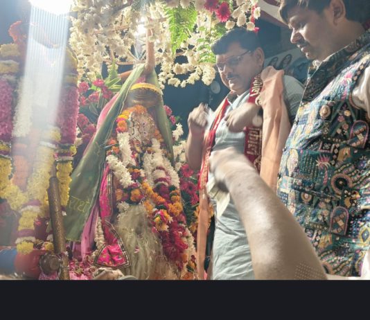 हाथरस : भगवान गढ्ढेश्वर महादेव की 5वीं भव्य शोभायात्रा निकली, जगह-जगह हुआ पुष्पवर्षा से स्वागत