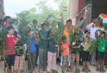 हाथरस : पं. आशीष शर्मा ने किया पौधारोपण, तिरंगा और छतरियां बांटीं | हर घर तिरंगा अभियान