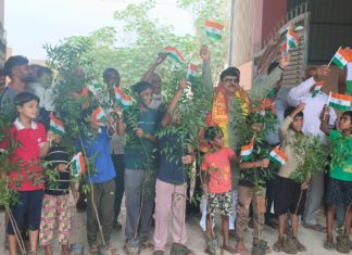 हाथरस : पं. आशीष शर्मा ने किया पौधारोपण, तिरंगा और छतरियां बांटीं | हर घर तिरंगा अभियान