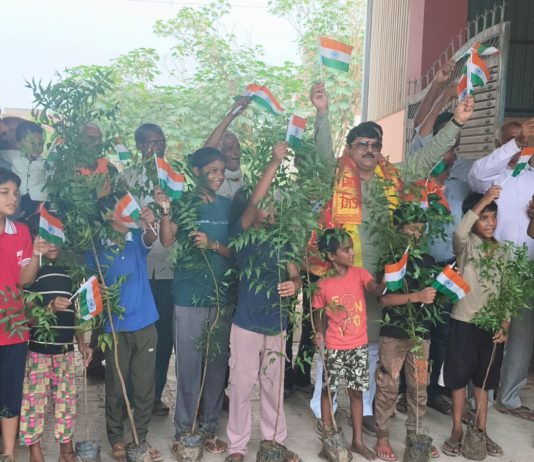 हाथरस : पं. आशीष शर्मा ने किया पौधारोपण, तिरंगा और छतरियां बांटीं | हर घर तिरंगा अभियान