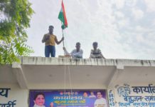 सादाबाद : बसपा विधानसभा कार्यालय पर ध्वजारोहण, स्वतंत्रता सेनानियों को किया नमन