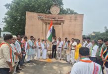 हाथरस : गांधी पार्क तिराहा पर एडीएचआर ने फहराया तिरंगा, राष्ट्रहित में कार्य करने का लिया संकल्प
