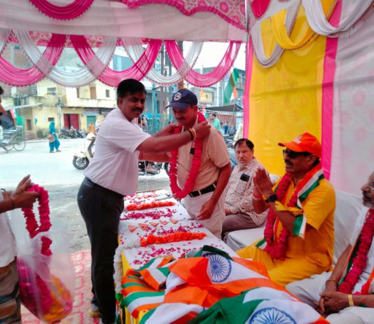 अलीगढ़ : स्वतंत्रता दिवस पर भारत गुड्स कैरियर में ध्वजारोहण, ट्रांसपोर्ट एसोसिएशन व उद्योग व्यापार मंडल ने मनाया राष्ट्रीय पर्व