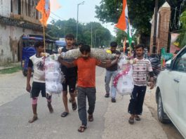 पुरदिल नगर के नगर पंचायत अध्यक्ष हर्षकान्त कुशवाह ने अपनी धर्मपत्नी के साथ की कावड़ियों की सेवा