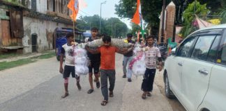 पुरदिल नगर के नगर पंचायत अध्यक्ष हर्षकान्त कुशवाह ने अपनी धर्मपत्नी के साथ की कावड़ियों की सेवा