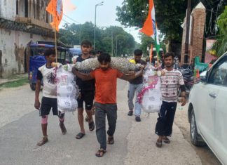 पुरदिल नगर के नगर पंचायत अध्यक्ष हर्षकान्त कुशवाह ने अपनी धर्मपत्नी के साथ की कावड़ियों की सेवा