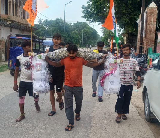 पुरदिल नगर के नगर पंचायत अध्यक्ष हर्षकान्त कुशवाह ने अपनी धर्मपत्नी के साथ की कावड़ियों की सेवा