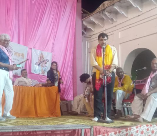 रेवती मईया मेले के कवि सम्मेलन में गूंजा काव्य रस, श्रोताओं ने लिया सर्वरस कविताओं का आनंद