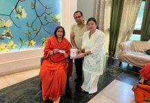 हाथरस : वात्सल्य ग्राम में साध्वी ऋतंभरा जी को भेंट की गईं 1100 गौमय राखियां, गौसंरक्षण का दिया संदेश