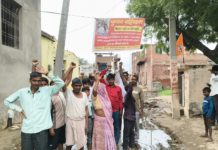 मुरसान के मोहनपुरा गांव में गंदगी और जलभराव से परेशान ग्रामीणों का चुनाव बहिष्कार का ऐलान, DM ने भेजी टीम