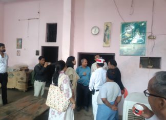 सादाबाद : खाद्य विभाग की छापेमारी, 5 नमूने लिए; 25 लीटर दूध और 15 किलो पेड़ा नष्ट