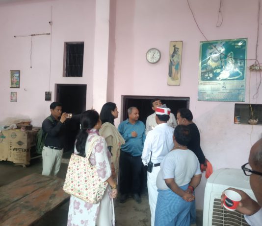 सादाबाद : खाद्य विभाग की छापेमारी, 5 नमूने लिए; 25 लीटर दूध और 15 किलो पेड़ा नष्ट