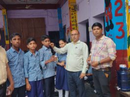 सिकंदराराऊ के शिशु शिक्षा मंदिर में बच्चों को खिलाई गई एल्बेंडाजोल की गोलियां, डॉक्टरों ने बताए फायदे
