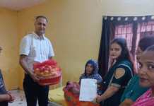 हसायन CHC में प्रसूता का सम्मान, नॉर्मल डिलीवरी के बाद फल की टोकरी और जन्म प्रमाण पत्र किया भेंट