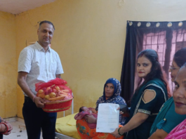 हसायन CHC में प्रसूता का सम्मान, नॉर्मल डिलीवरी के बाद फल की टोकरी और जन्म प्रमाण पत्र किया भेंट