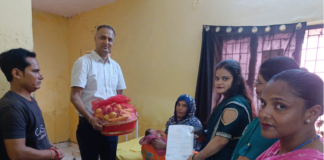 हसायन CHC में प्रसूता का सम्मान, नॉर्मल डिलीवरी के बाद फल की टोकरी और जन्म प्रमाण पत्र किया भेंट