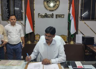 हाथरस के 36वें जिलाधिकारी बने सत्य प्रकाश पटेल, कलेक्ट्रेट पहुंचकर संभाला कार्यभार