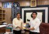हाथरस सदर एसडीएम ने जिलाधिकारी अतुल वत्स को भेंट किया अपना गजल संग्रह, डीएम ने की सराहना
