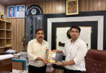 हाथरस सदर एसडीएम ने जिलाधिकारी अतुल वत्स को भेंट किया अपना गजल संग्रह, डीएम ने की सराहना