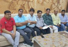 हाथरस : व्यापारियों ने उठाई ₹15 हजार मासिक पेंशन और ₹10 लाख कैशलेस इलाज की मांग