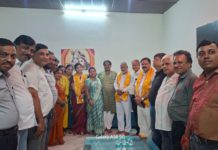 हाथरस : भाजपा के नवनियुक्त पदाधिकारियों का भव्य स्वागत, व्यापारी सम्मेलन की तैयारियों पर भी चर्चा