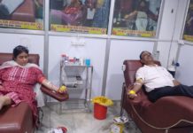 हाथरस : बेटे के जन्मदिन पर हर साल रक्तदान करते हैं माता-पिता, एडीएचआर की मुहिम से हुए प्रेरित