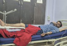 हाथरस : बंदरों का आतंक: स्कूटी पर बंदर के हमले से दंपती और मासूम घायल, नगर पालिका से कार्रवाई की मांग