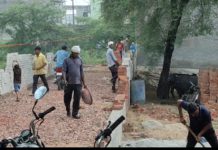 सासनी : इंटरलॉकिंग सड़क निर्माण को लेकर विवाद, निजी जमीन पर निर्माण का आरोप