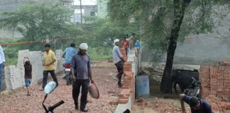 सासनी : इंटरलॉकिंग सड़क निर्माण को लेकर विवाद, निजी जमीन पर निर्माण का आरोप