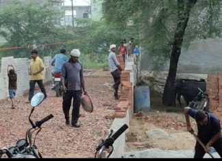सासनी : इंटरलॉकिंग सड़क निर्माण को लेकर विवाद, निजी जमीन पर निर्माण का आरोप